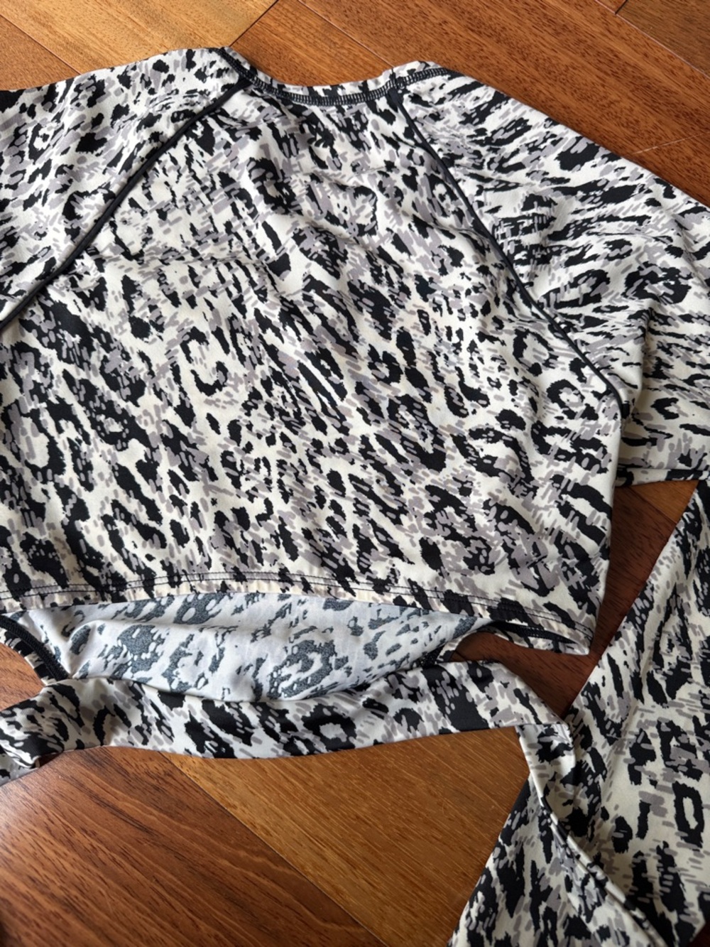 Long Sleeve Leopard Print Spandex Crop Top - Picture 5 of 6